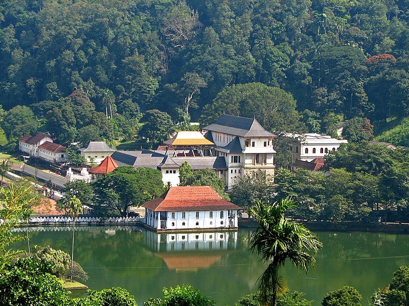 Sri_Lanka_-_029_-_Kandy_Temple_of_the_Tooth